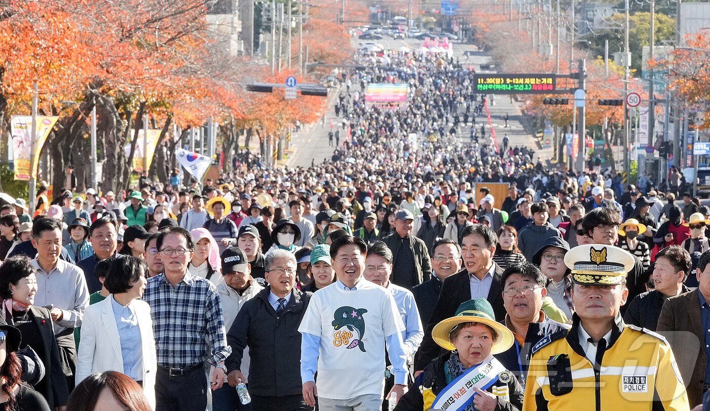 화창한 가을 날씨를 보인 30일 제주시 연삼로 일대에서 제주특별자치도가 주최한 '2025 제2회 차 없는 거리 걷기행사'가 열리고 있다.(제주특별자치도 제공, 재판매 및 DB 금지) 2025.11.30/뉴스1