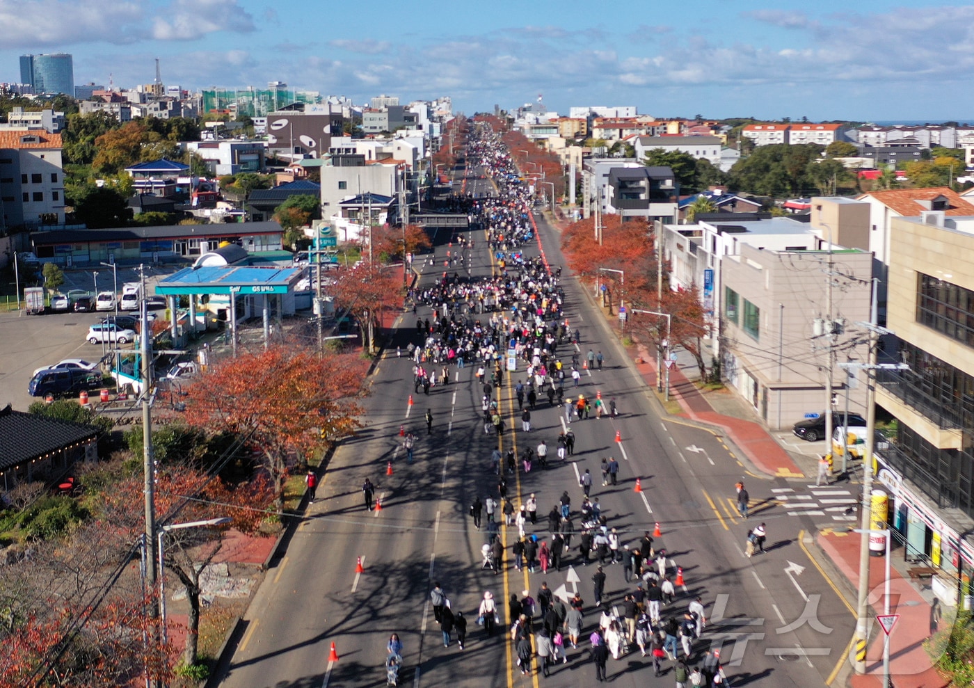 지난달 30일 제주시 연삼로 일대에서 제주특별자치도가 주최한 '2025 제2회 차 없는 거리 걷기행사'가 열리고 있다.(제주특별자치도 제공, 재판매 및 DB 금지) 2025.11.30/뉴스1 ⓒ News1 오미란 기자