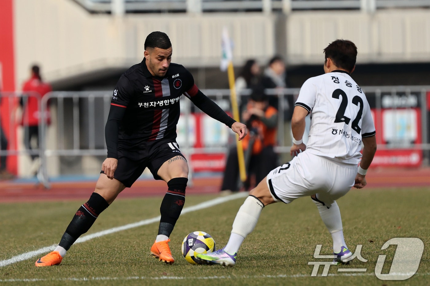 수원FC와 부천FC1995의 경기 장면