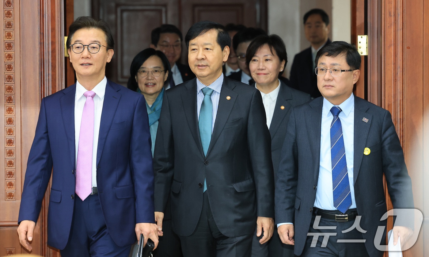 구윤철 경제부총리 겸 기획재정부 장관 및 관계부처 장관들이 4일 오전 서울 종로구 정부서울청사에서 열린 경제관계장관회의 겸 물가관계장관회의 및 산업경쟁력강화 관계장관회의에 참석하고 있다. 왼쪽부터 전재수 해양수산부 장관, 한성숙 중소벤처기업부 장관, 구 부총리, 송미령 농림축산식품부 장관, 김성환 기후에너지환경부 장관. 2025.11.4/뉴스1 ⓒ News1 임세영 기자