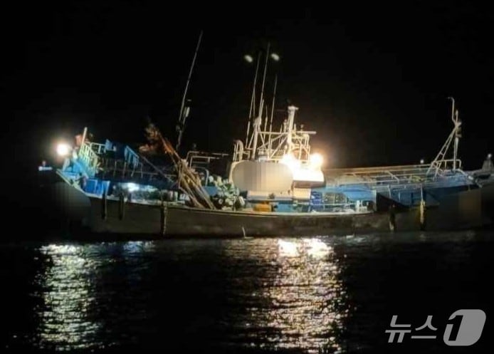 3일 오후 11시 39분쯤 제주 협재포구 인근 해상에서 어전이 좌초하는 사고가 발생했다.(제주해경서 제공. 재판매 및 DB 금지)/뉴스1 