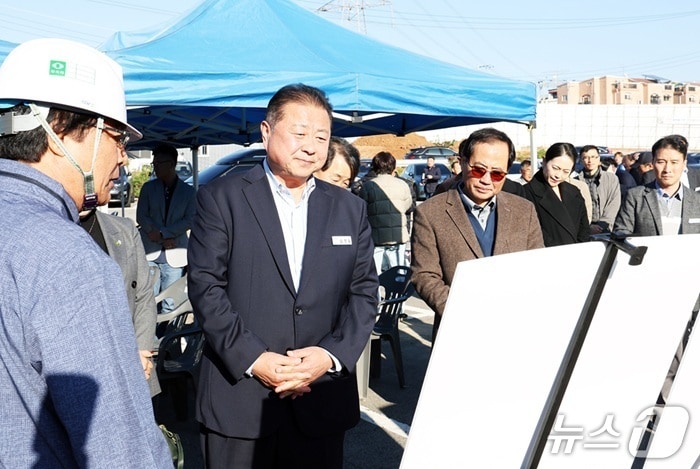 지난 3일 경기 파주시 운정4동 행정복지센터 및 국민체육센터 착공식에서 김경일 시장&#40;가운데&#41;이 공사와 관련된 설명을 듣고 있다. &#40;파주시 제공, 재판매 및 DB금지&#41;