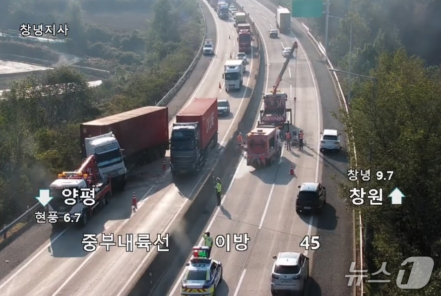 한국도로공사 고속도로 교통상황 CCTV 화면의 사고 현장. 2025.11.4