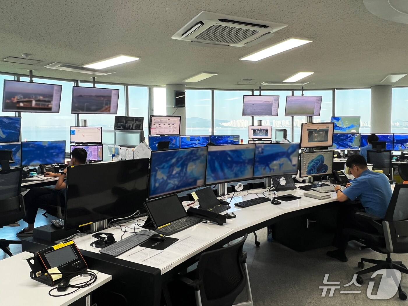 관제요원이 VTS 시스템을 모니터링하고 있다(중부지방해양경찰청 제공./뉴스1)