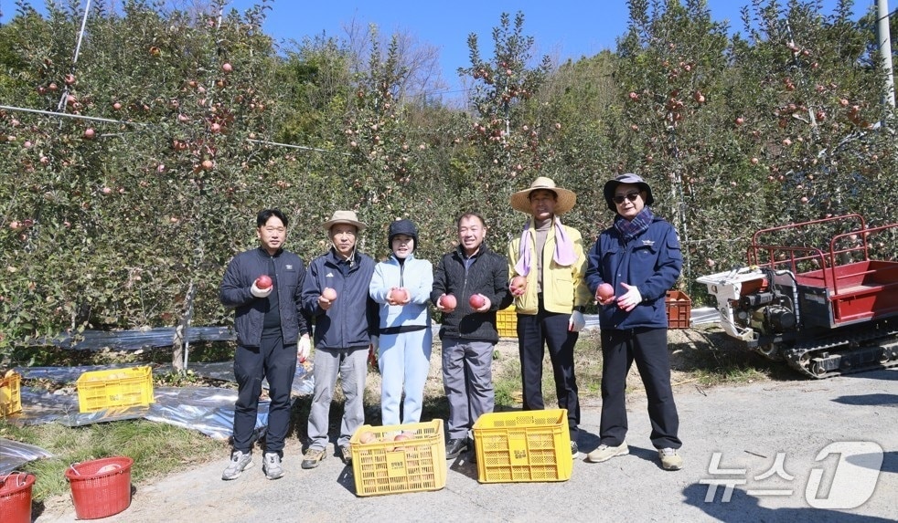 김기윤 의장을 비롯해 의원들과 의회사무과 직원들이 농가 인력 부족 해소를 지원했다. (금산군의회 제공.재판매 및 DB금지)/뉴스1 