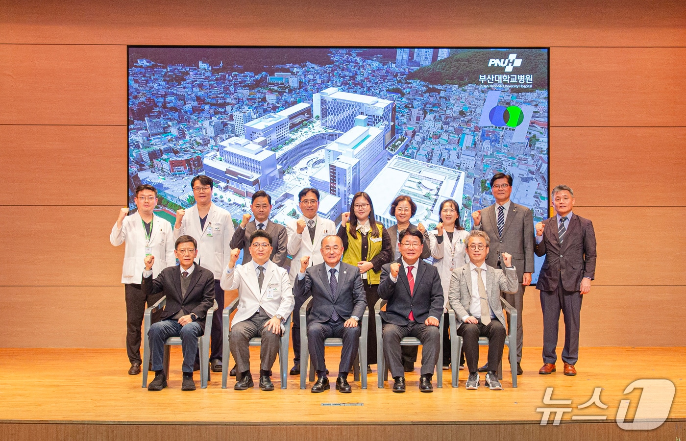 3일 부산대병원에서 열린 부산대병원 개원 69주년 기념식에서 참가자들이 기념사진을 찍고 있다.(부산대병원 제공. 재판매 및 DB 금지)