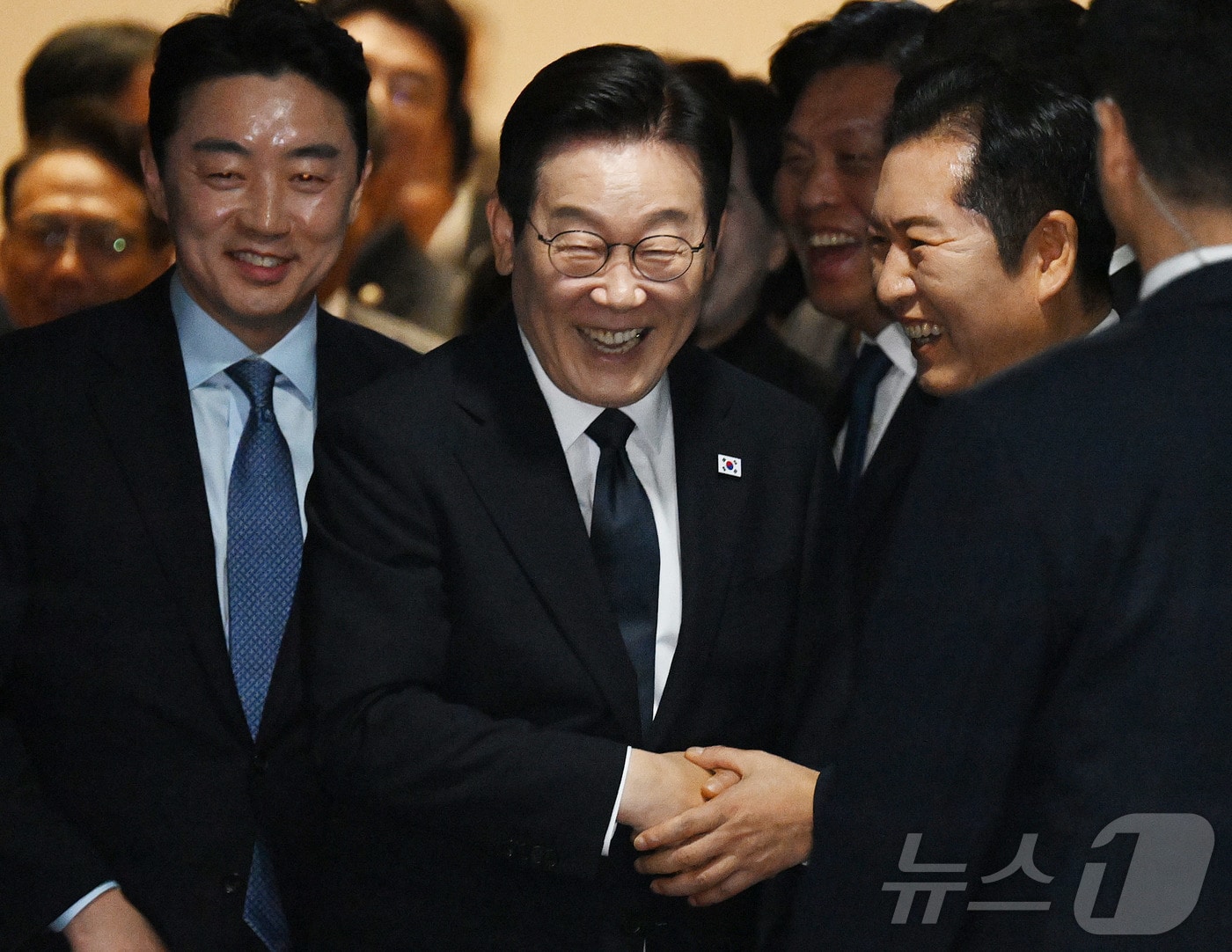 이재명 대통령이 4일 서울 여의도 국회에서 2026년도 정부 예산안에 대한 시정연설을 한 뒤 본회의장을 나서며 정청래 더불어민주당 대표 등과 인사하고 있다. 2025.11.4/뉴스1 ⓒ News1 국회사진기자단