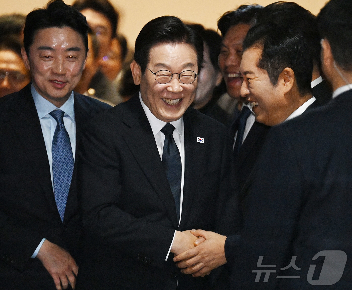 이재명 대통령이 지난 4일 국회에서 2026년도 정부 예산안에 대한 시정연설을 한 뒤 본회의장을 나서며 정청래 더불어민주당 대표 등과 인사하고 있다. 2025.11.4/뉴스1 ⓒ News1 국회사진기자단