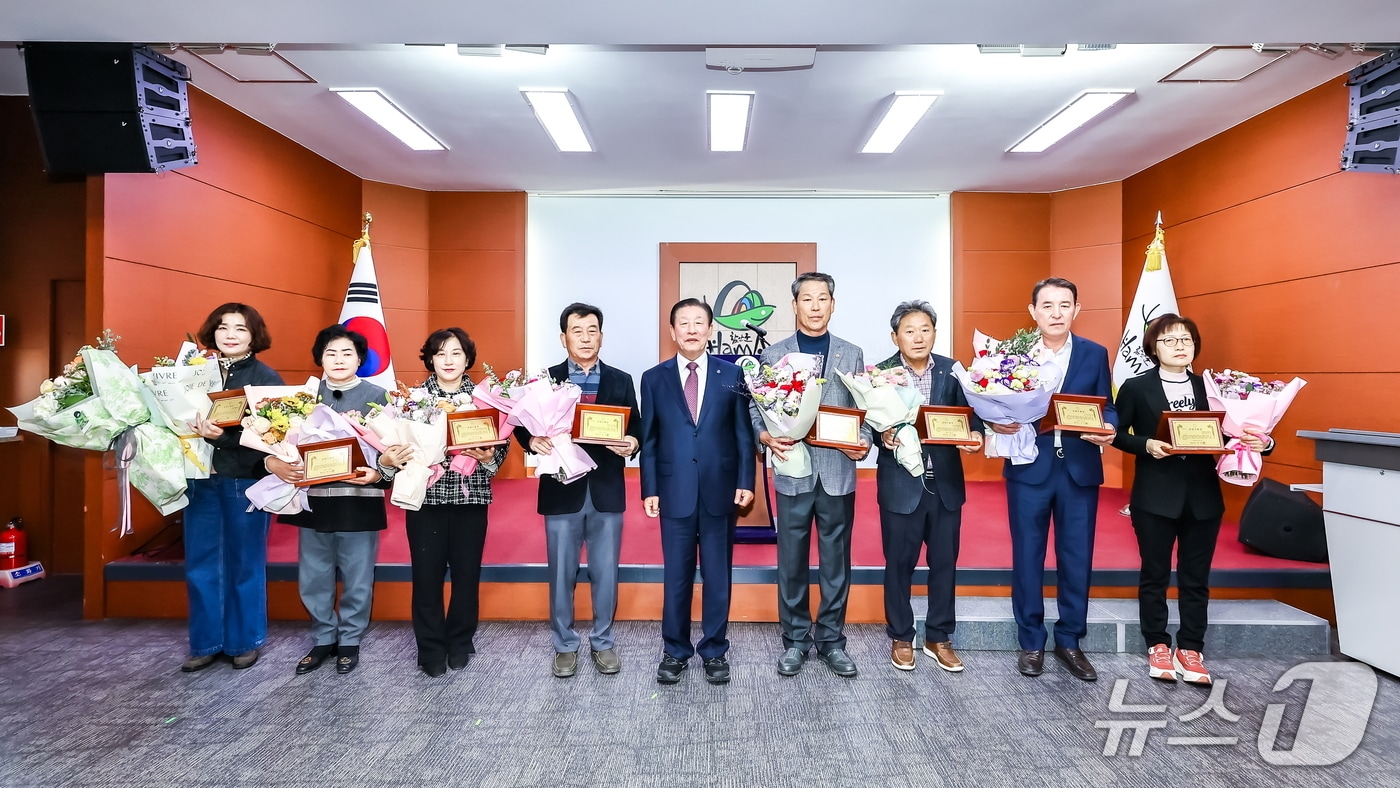 함안군 '군민 으뜸상' 수상자들(함안군 제공. 재판매 및 DB금지).