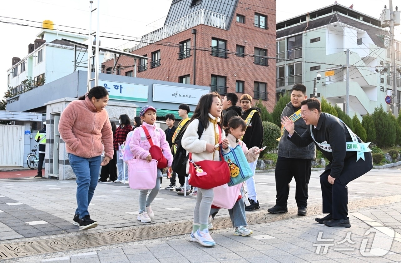 김제선 중구청장이 어린이 교통안전 캠페인을 하고 있다.&#40;중구 제공. 재판매 및 DB금지&#41;/뉴스1