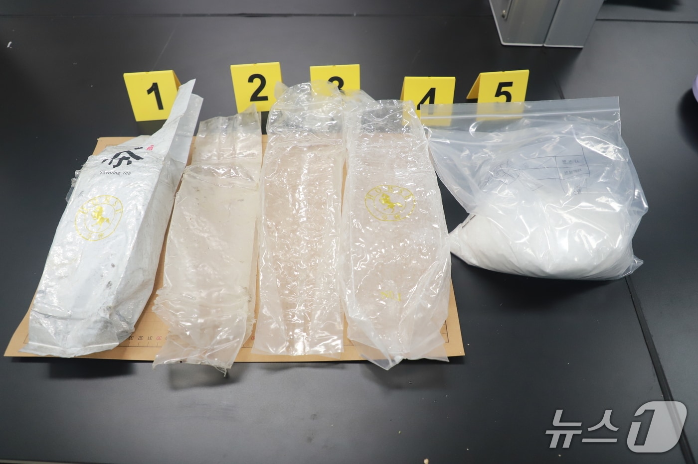 지난 1일 제주시 제주항 해안가에서 발견된 마약류 의심물체.(제주지방해양경찰청 제공. 재판매 및 DB 금지)