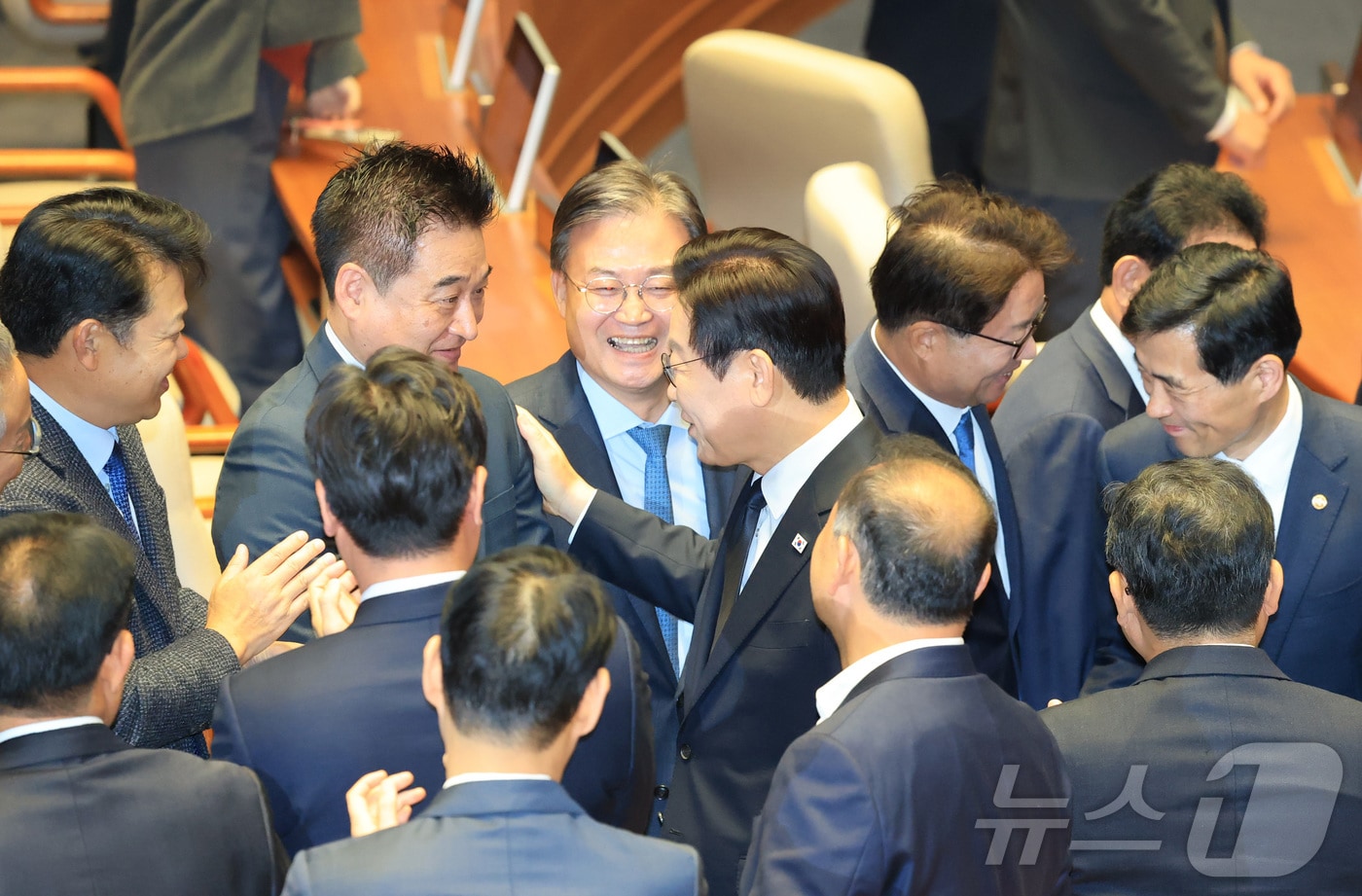 이재명 대통령이 2025년 11월 4일 오전 국회 본회의장에서 2026년도 예산안 및 기금운용계획안에 대한 시정연설을 마치고 무소속 최혁진 의원과 인사하고 있다. 2025.11.4 ⓒ 뉴스1 국회사진기자단