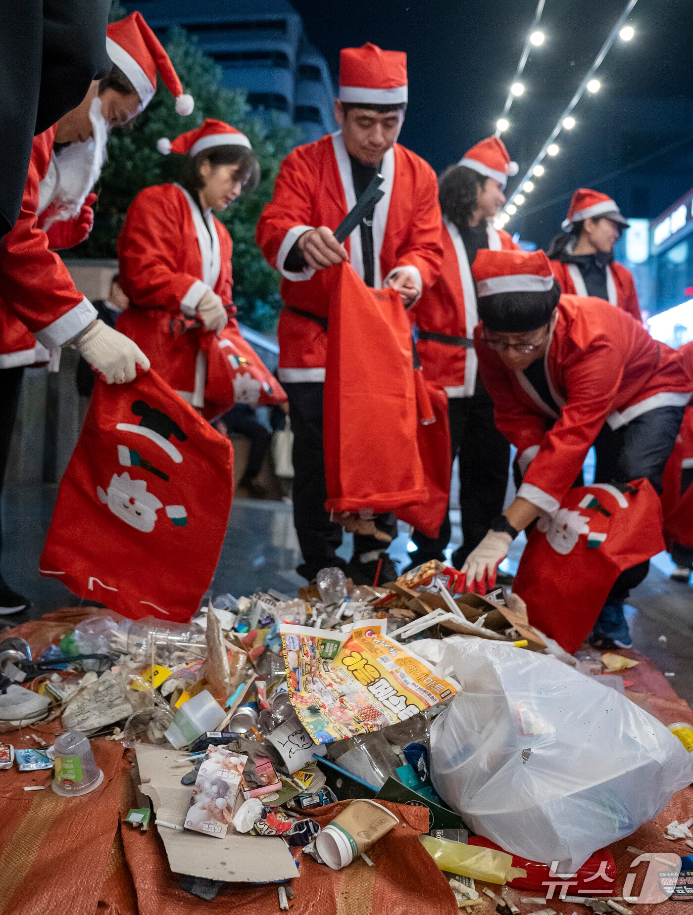 지난달 31일 제주시 연동 누웨마루 거리에서 진행된 '2025 한라산타 - 산타구조대' 첫 활동.(제주관광공사 제공, 재판매 및 DB 금지)