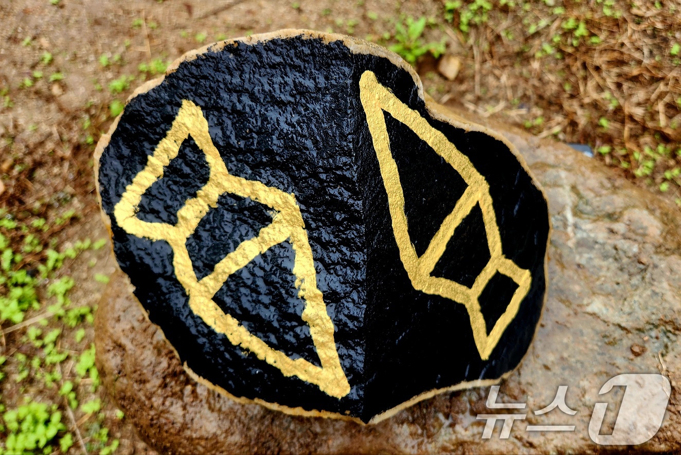 독도 서예가 김동욱 씨가 4일 경북 포항시 북구 기계면 인비리 암각화공원에서 마제석검 등을 도자기 등에 재현하는 퍼포먼스를 펼쳤다.(김동욱 씨 제공, 재판매 및 DB금지) 2025.11.4/뉴스1 ⓒ News1 최창호 기자