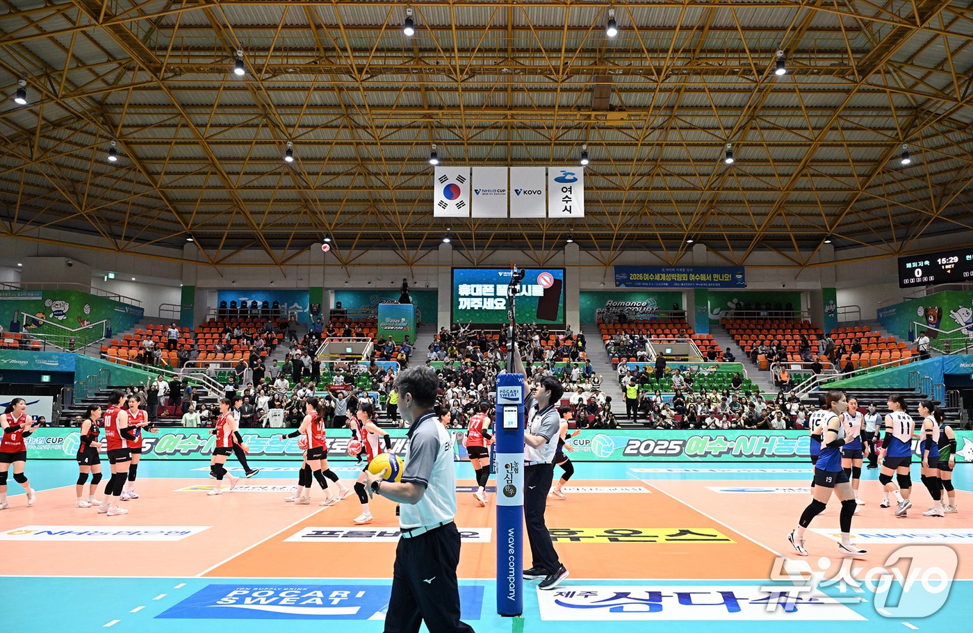 여수 진남체육관에서 열린 2025년 KOVO컵 프로배구대회에서 페퍼저축은행과 현대건설이 대결하고 있다. (여수시 제공. 재판매 및 DB금지)