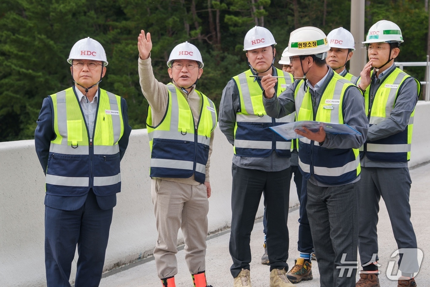  HDC현대산업개발이 강풍과 급격한 기온 변화와 같이 변수가 많은 가을철 발생할 수 있는 안전사고를 예방하기 위해 지난 31일 동해선 포항-영덕 고속도로 4, 5공구에 대한 현장 안전 점검을 진행했다. &#40;사진 왼쪽부터 조태제 HDC현대산업개발 대표이사&#40;CSO&#41;, 정경구 HDC현대산업개발 대표이사&#40;CEO&#41;, 김영한 HDC현대산업개발 인프라본부장&#41;/&#40;HDC현대산업개발 제공&#41; 뉴스1 ⓒ News1