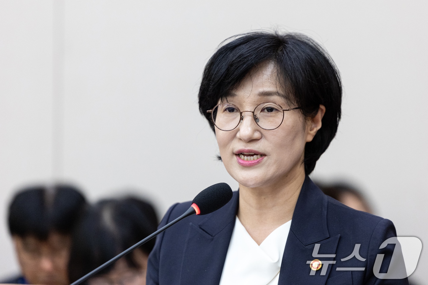 원민경 성평등가족부 장관이 4일 서울 여의도 국회에서 열린 성평등가족위원회 성평등가족부 등에 대한 국정감사에 출석해 업무보고하고 있다. 2025.11.4/뉴스1 ⓒ News1 이승배 기자