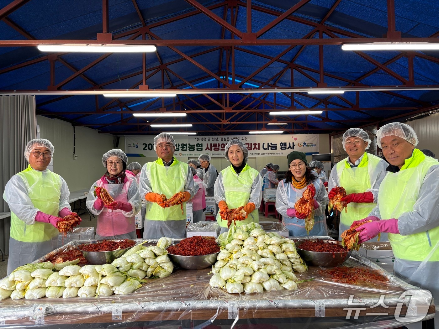 강원농협은 4일 춘천 원평팜스테이마을에서 사랑의 김장김치 4000㎏ 나눔 행사를 실시했다.&#40;농협 강원본부 제공. 재판매 및 DB금지&#41;/뉴스1