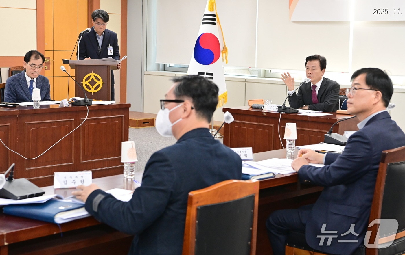 진주 상평일반산업단지 휴·폐업 공장 리모델링 사업 실시설계 용역보고회가 5일 시청 상황실에서 열리고 있다(진주시 제공. 재판매 및 DB금지).