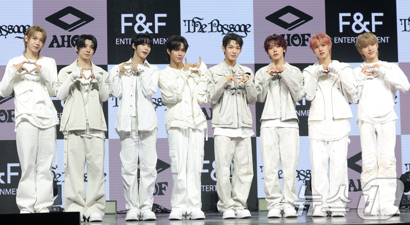 그룹 아홉(AHOF)의 장슈아이보(왼쪽부터)와 박한, 서정우, 제이엘, 스티븐, 차웅기, 박주원, 다이스케가 4일 서울 광장동 예스24 라이브홀에서 가진 두 번째 미니앨범 'The Passage(더 패시지)' 쇼케이스에서 포즈를 취하고 있다. 2025.11.4/뉴스1 ⓒ News1 권현진 기자