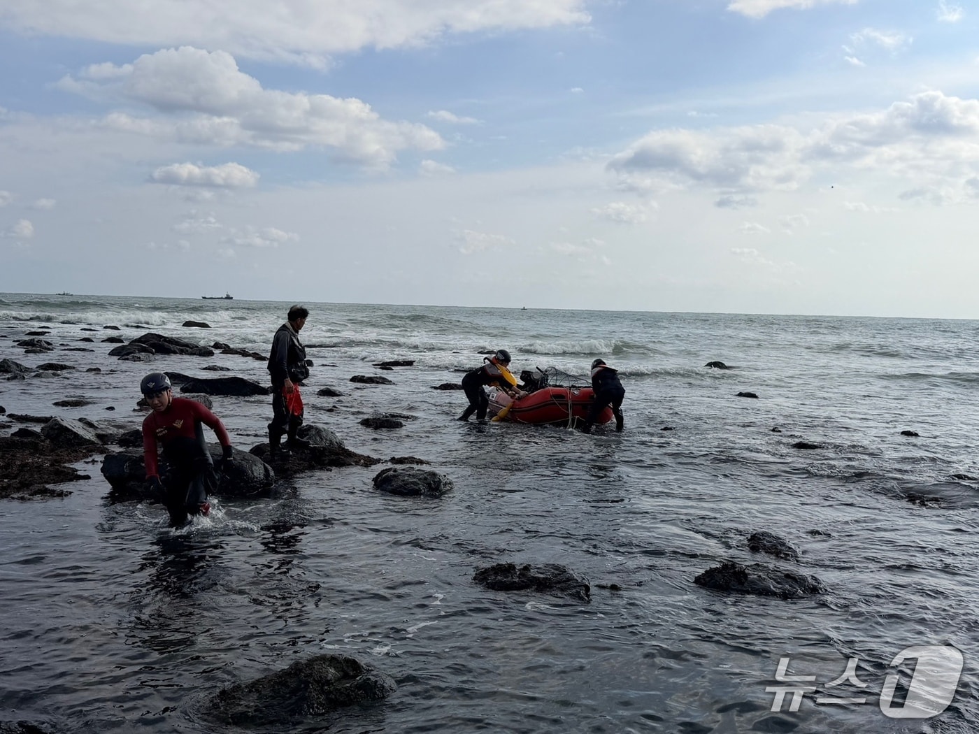부산해경이 이날 오전 전복된 고무보트를 끌어올리고 있다.(부산해경 제공. 재판매 및 DB 금지)