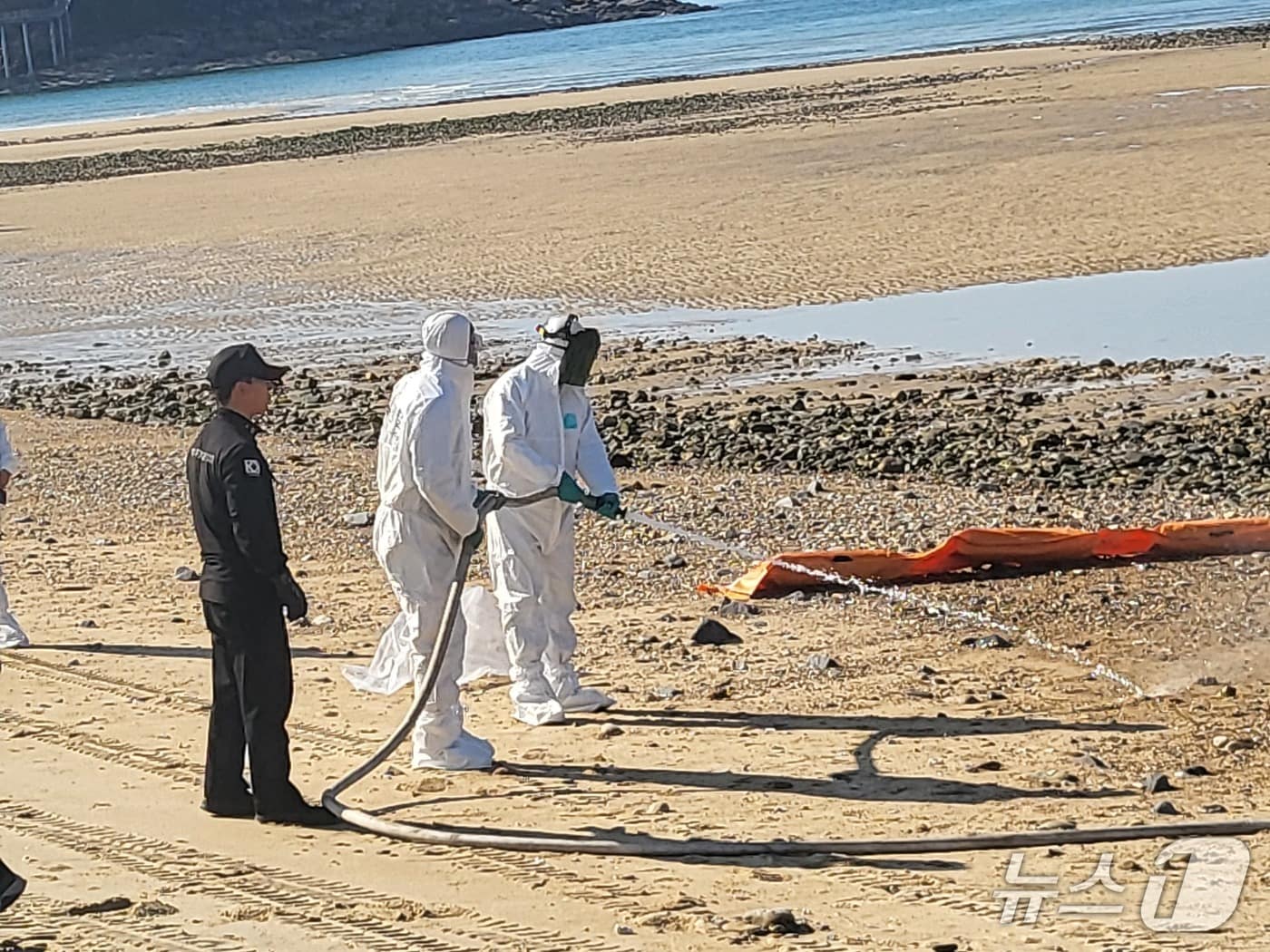  태안해경이 천리포 해수욕장에서 민관 합동 해양 방제 훈련을 실시 중인 모습. (태안해경 제공, 재판매 및 DB금지) / 뉴스1