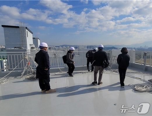 광주고용노동청 관계자들이 4일 광산구 운남동의 추락 고위험 건설현장을 불시 점검하고 있다. &#40;광주고용노동청 제공. 재판매 및 DB 금지&#41;