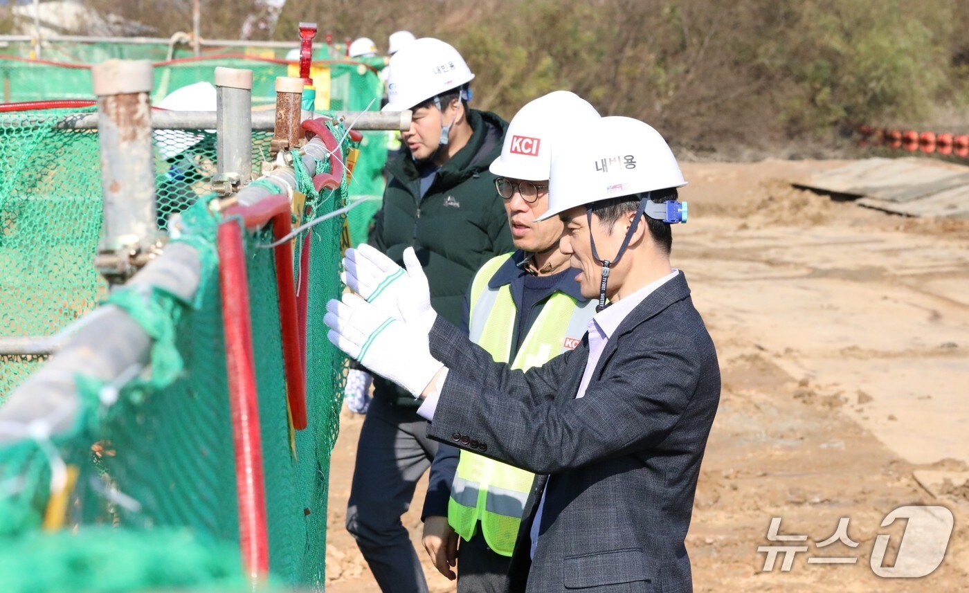홍동곤 청장(맨 앞)이 4일 충남 아산시 안성천 아산지구 하천환경정비사업을 방문해 현장 관계자와 동절기 안전사고 예방 방안을 논의하고 있다.(한강청 제공)