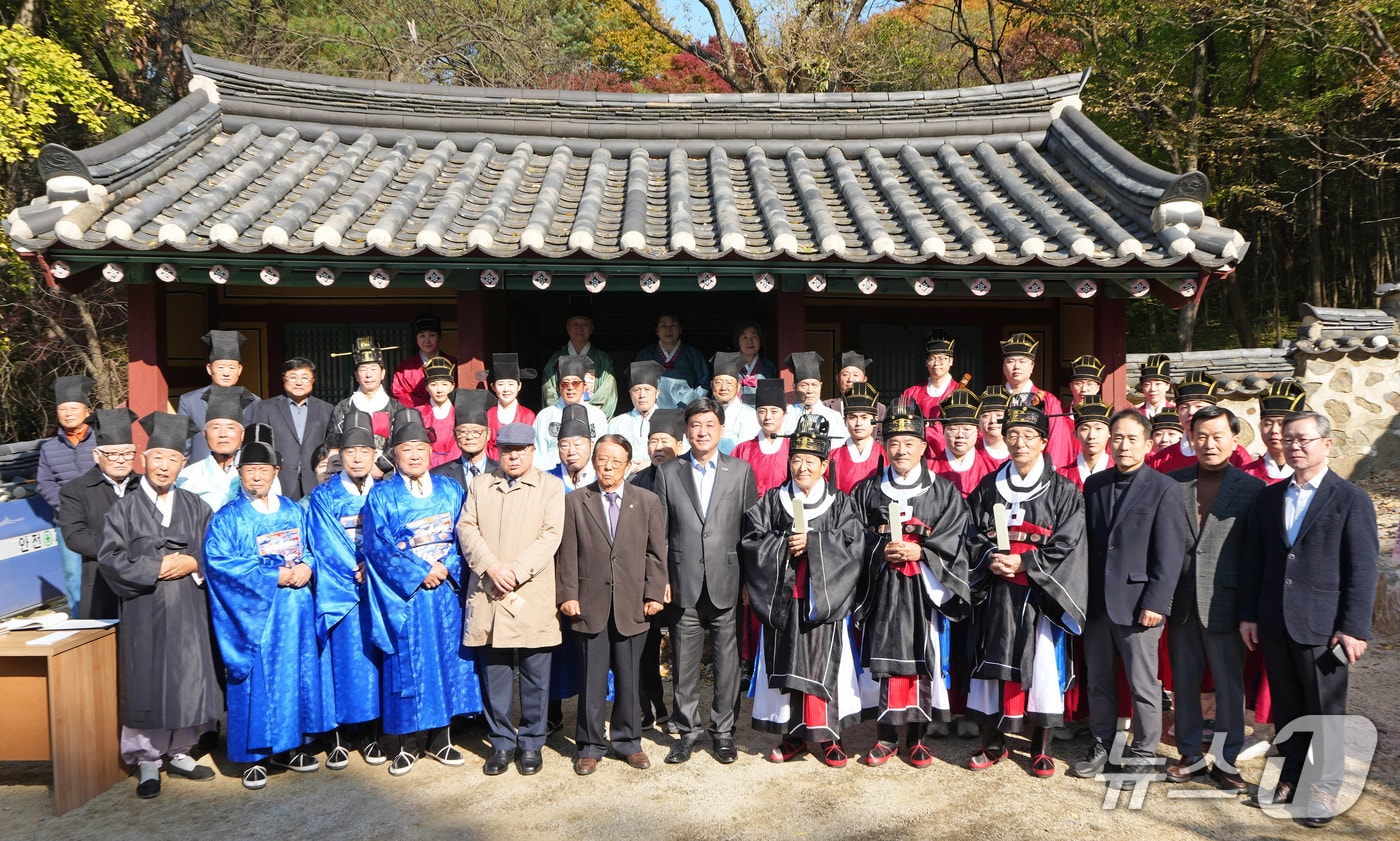현절사 추계 제향 참석자들이 기념촬영을 하고 있는 모습.(광주시 제공)