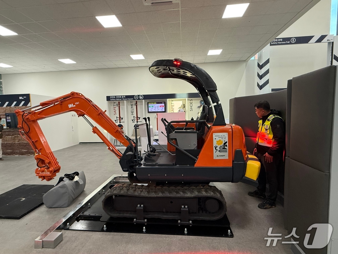 지난 4일 열린 세미나에서 장비협착을 가정한 안전관리 훈련을 하는 모습 (BPA 제공. 재판매 및 DB금지)