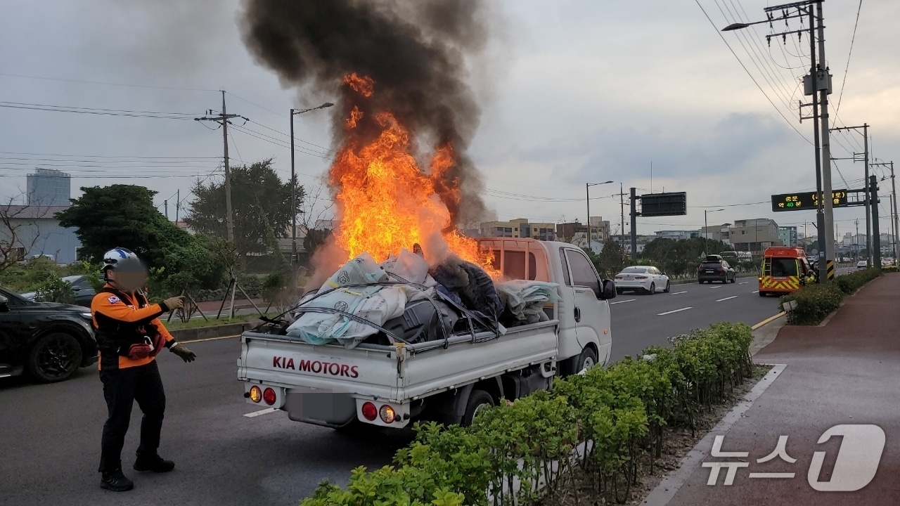 제주의 한 도로에서 운행중인 트럭의 적재함에서 화재가 발생했다.(제주도소방안전본부 제공. 재판매 및 DB 금지)/뉴스1
