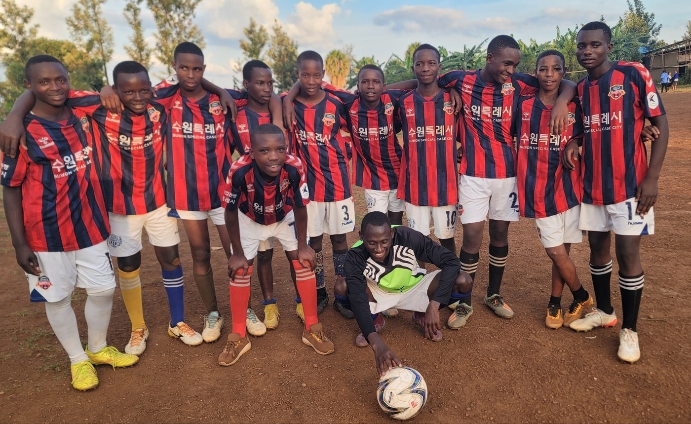 수원FC가 르완다 청소년들에게 축구용품을 전달했다.(수원FC 제공)