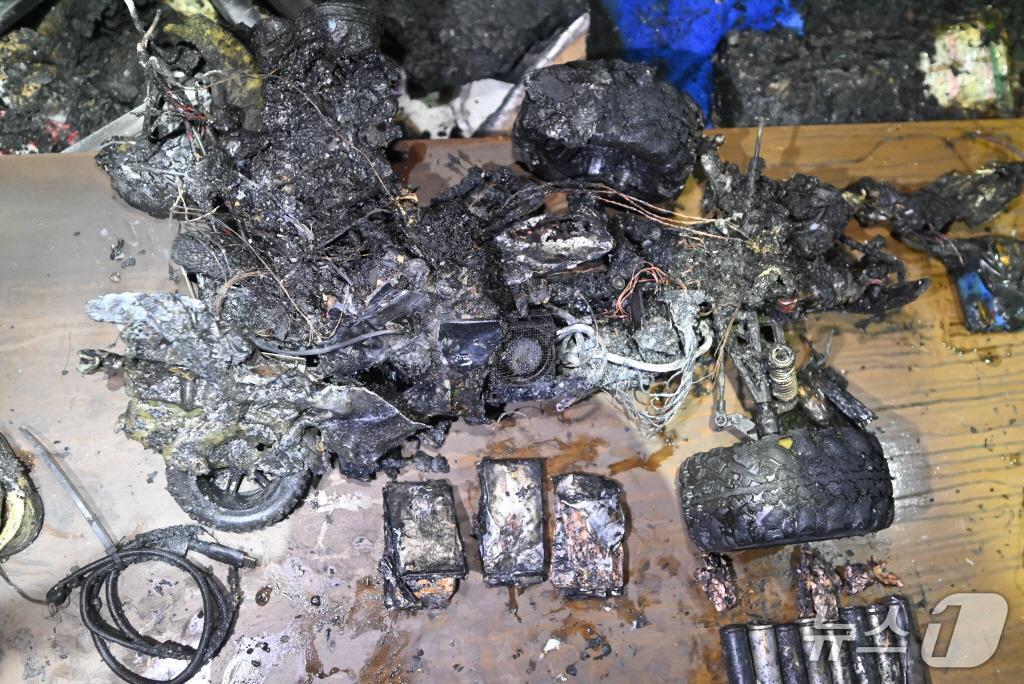3일 오후 서울 강서구 빌라 화재 현장에서 발견된 RC카 리튬배터리 잔해(서울 강서소방서 제공) 