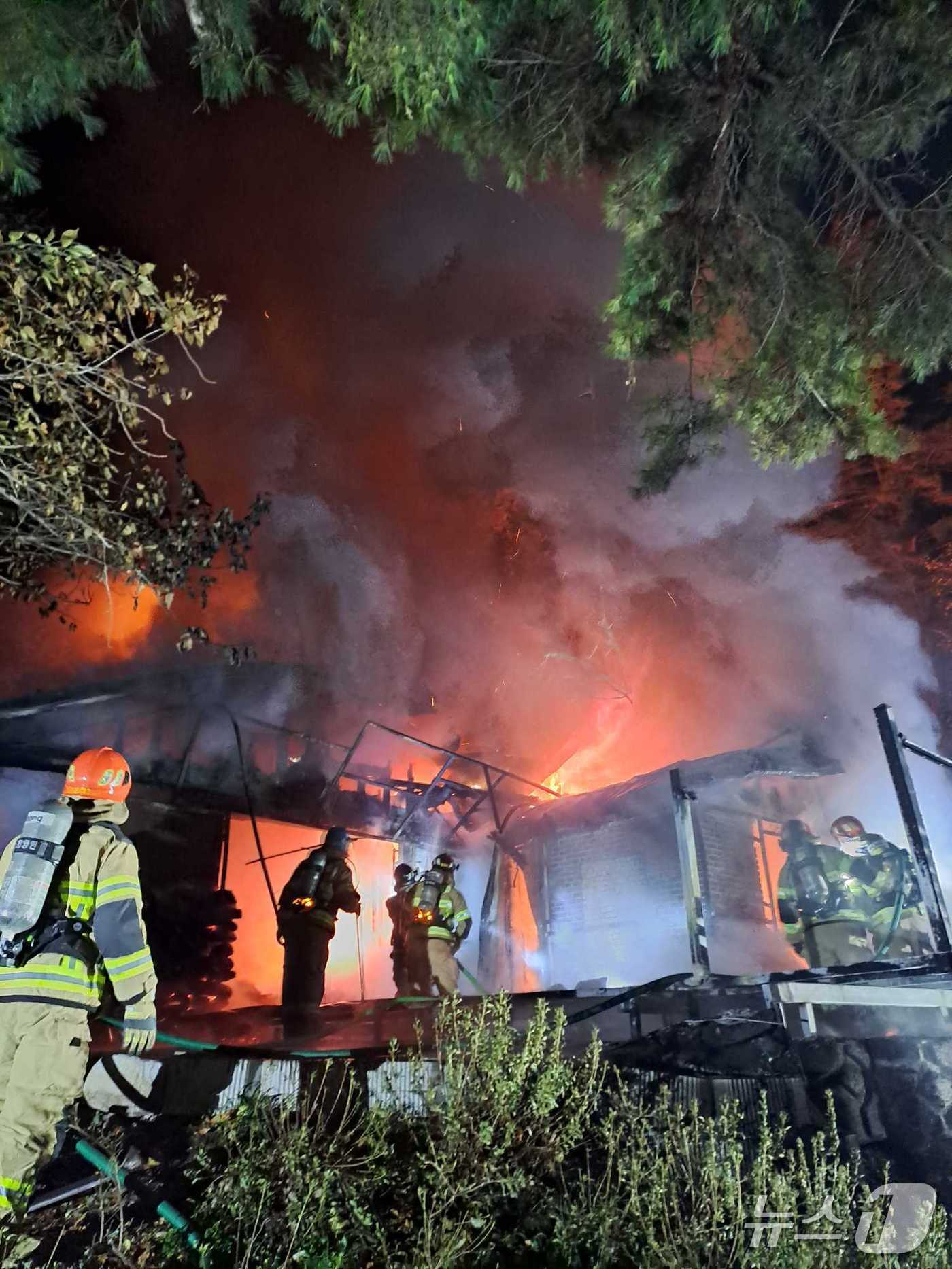 강원 강릉 왕산면의 한 단독주택 화재 현장.(강원도소방본부 제공, 재판매 및 DB금지)