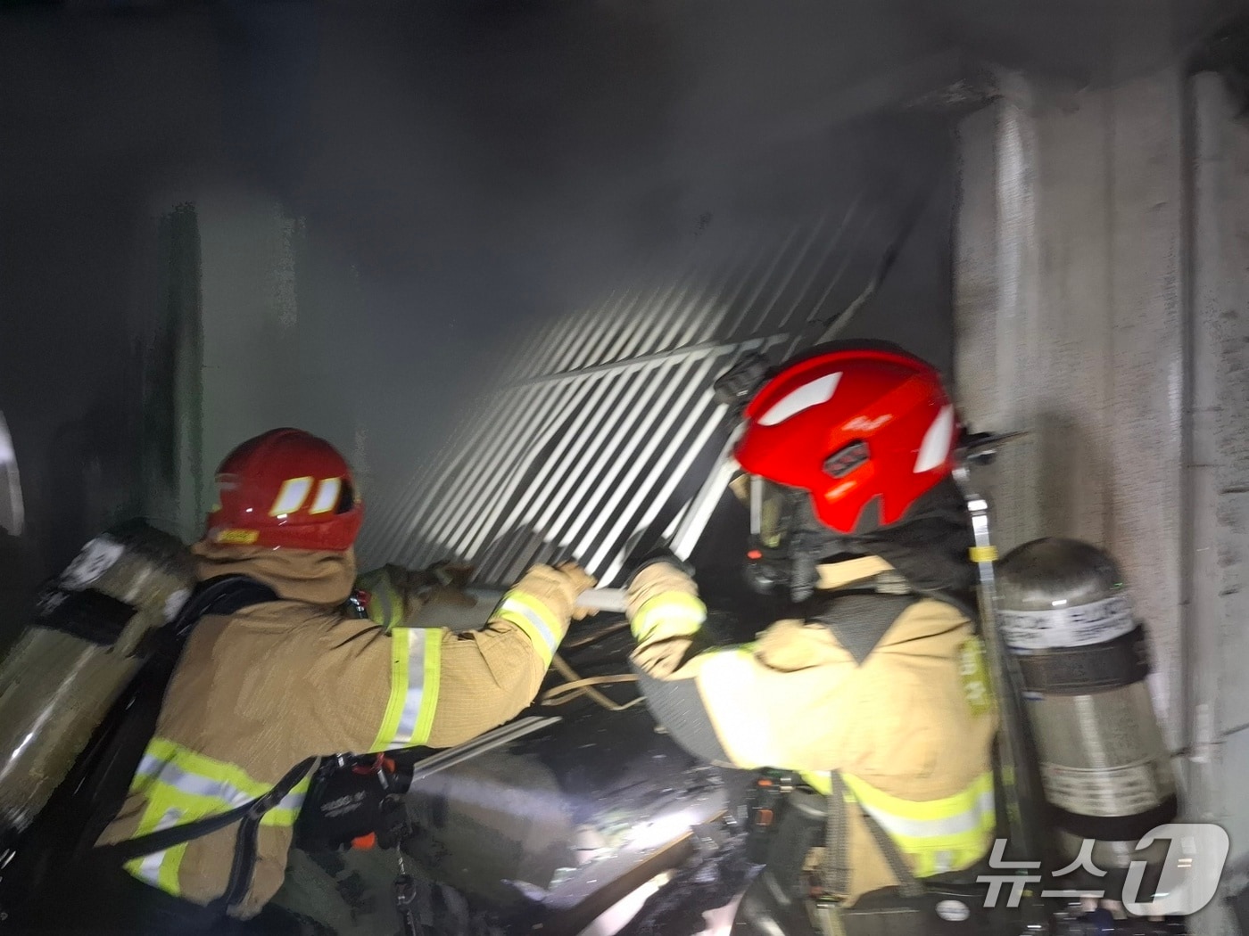 5일 오전 4시 51분쯤 창원시 진해구 여좌동의 한 단층 단독주택에서 불이 나 소방이 진화에 나서고 있다.(창원소방본부 제공. 재판매 및 DB금지)