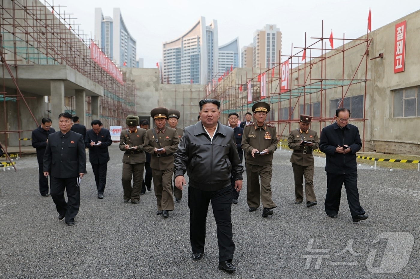 &#40;평양 노동신문=뉴스1&#41; = 북한 노동당 기관지 노동신문은 5일 &#34;김정은 동지께서 4일 학용품 공장과 교구비품공장 건설사업을 현지지도하셨다&#34;라고 보도했다. [국내에서만 사용가능. 재배포 금지. DB 금지. For Use Only in the Republic of Korea. Redistribution Prohibited] rodongphoto@news1.kr