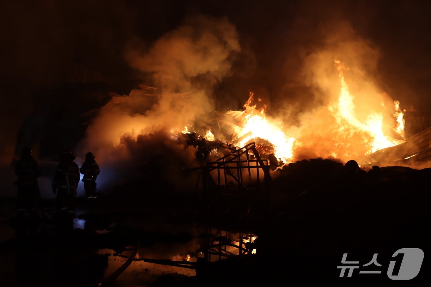 경기 포천시 소재 섬유공장에서 불이 나 소방대원들이 진화하는 모습. (사진=경기도북부소방재난본부)