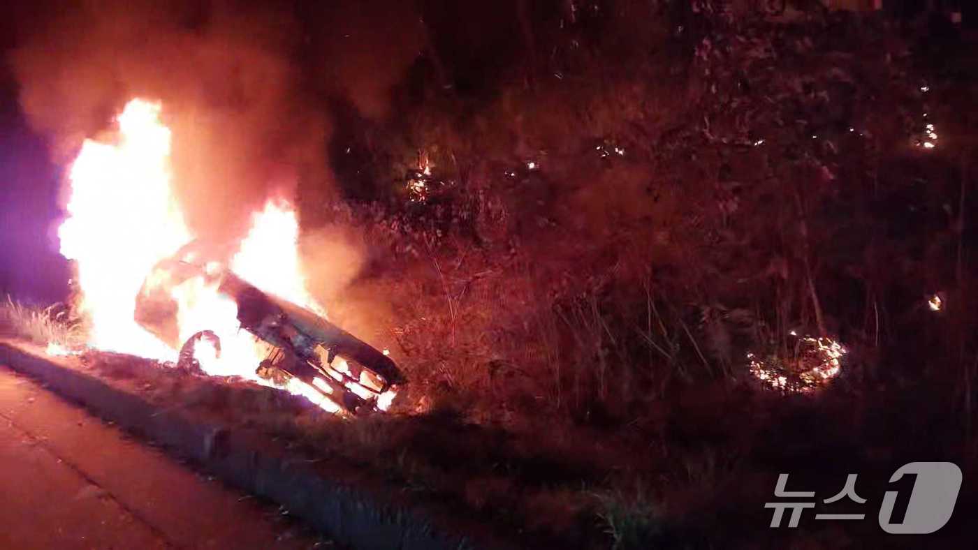 강원 삼척 원덕읍 도로 차량 화재 현장.(강원도소방본부 제공, 재판매 및 DB금지)