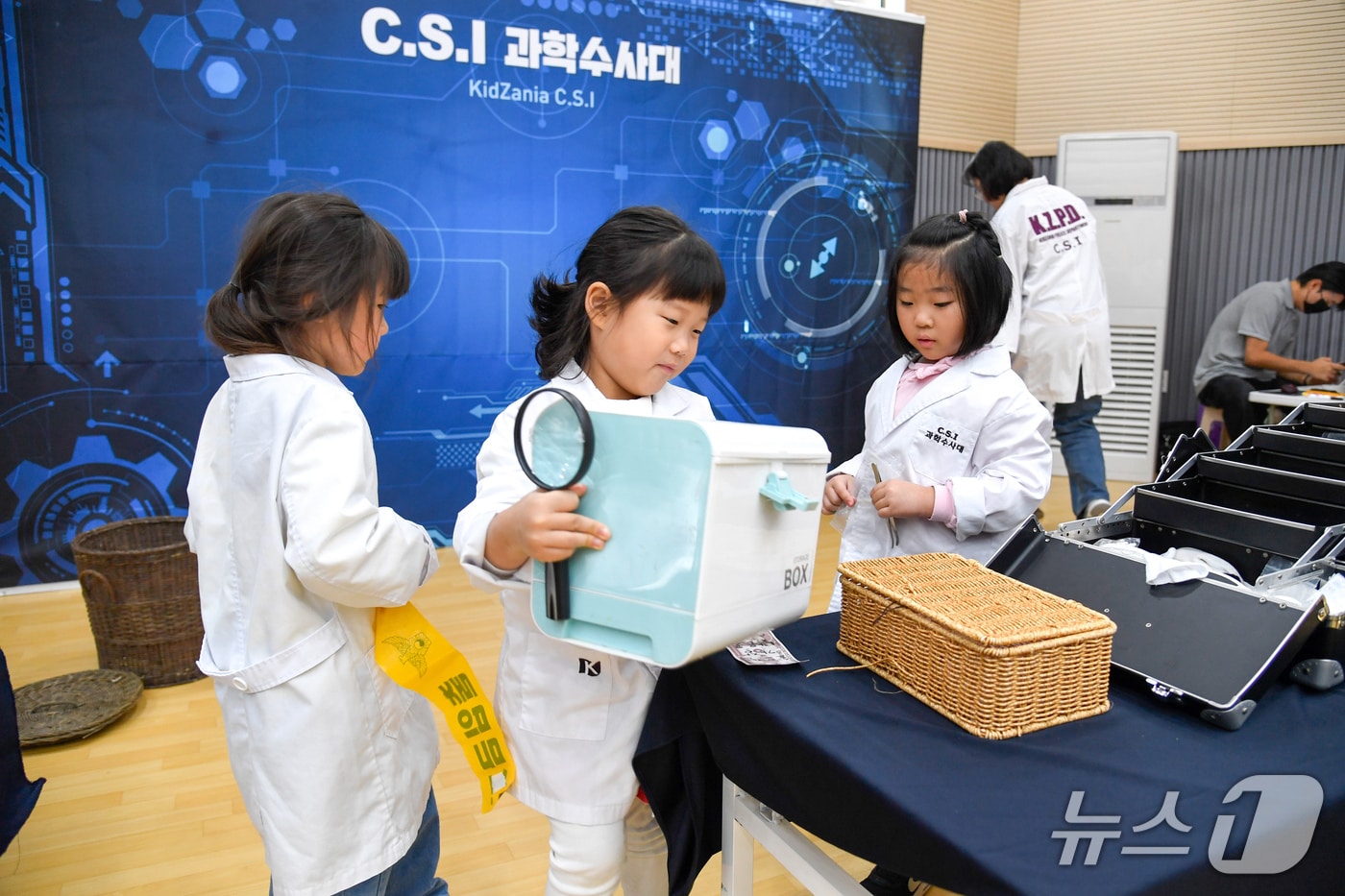 지난해 화천커뮤니티센터에서 열린 어린이 직업 체험전.(화천군 제공, 재판매 및 DB금지)