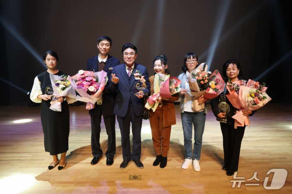 제1회 장기요양인의 날 기념행사 계룡시장 표창 수여자들 (계룡시 제공.재판매 및 DB금지)/뉴스1(계룡시 제공.재판매 및 DB금지)/뉴스1