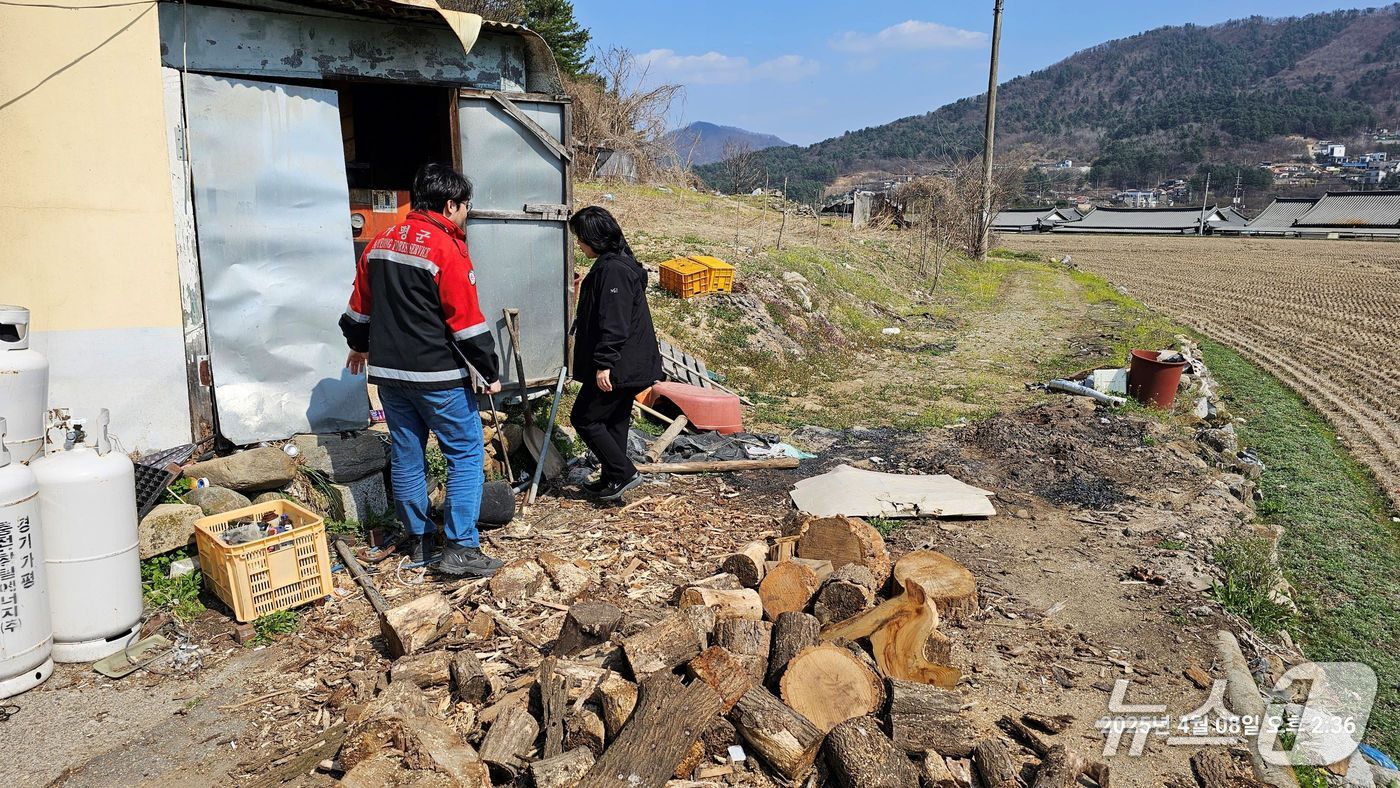 경기 가평군 직원들이 농촌지역 불법소각 행위 단속에 나서고 있다.(가평군 제공. 재판매 및 DB 금지)/뉴스1