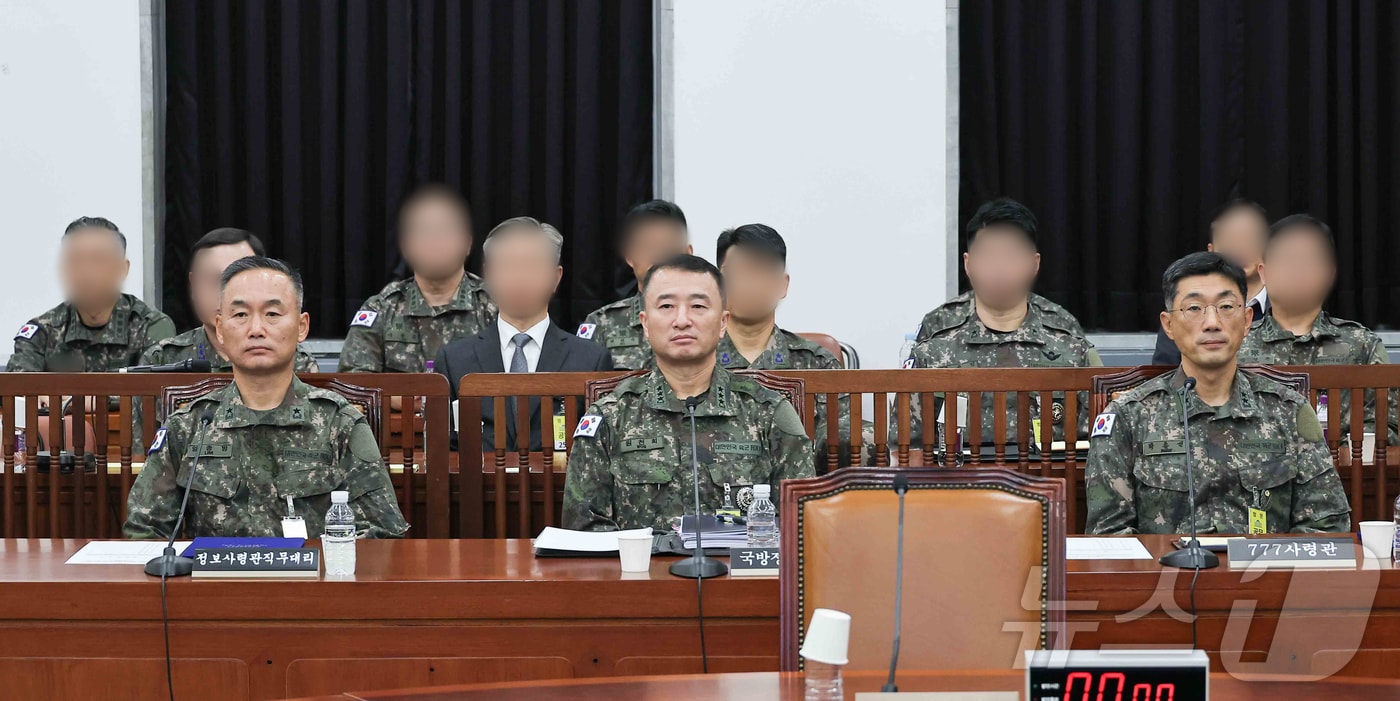 군 정보라인 책임자들인 임종방 정보사령관 직무대리&#40;왼쪽부터&#41;, 원천희 국방정보본부장, 박종선 777사령관이 지난 5일 오전 서울 여의도 국회에서 열린 정보위원회의 국방정보본부 등에 대한 국정감사에 자리하고 있다. &#40;공동취재&#41; 2025.11.5/뉴스1 ⓒ News1 유승관 기자