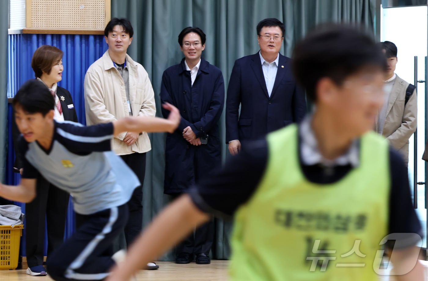 김대현 문화체육관광부 제2차관이 대전 유성구 외삼중학교를 방문해 학교스포츠클럽 활동 현장을 살펴보고 있다. (문화체육관광부 제공. 재판매 및 DB 금지) 2025.11.5/뉴스1