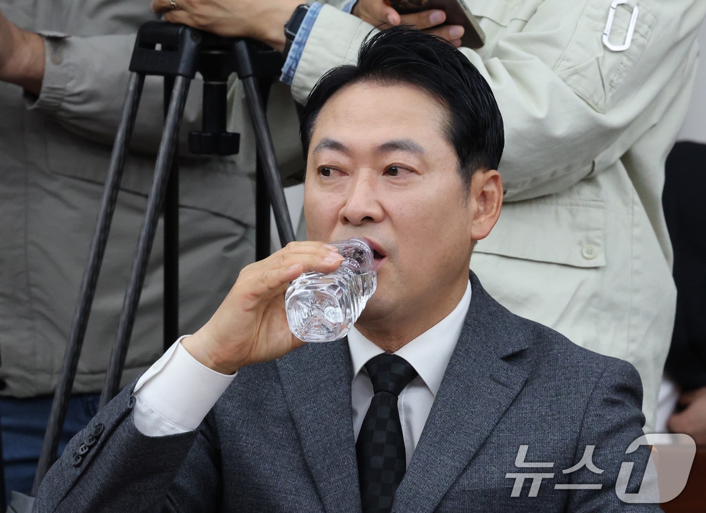 장동혁 국민의힘 대표가 5일 대전시청에서 열린 국민의힘 충청권 지역민생 예산정책협의회에 참석해 목을 축이고 있다. 2025.11.5/뉴스1 ⓒ News1 김기태 기자