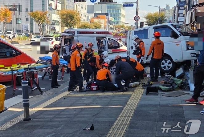 5일 오전 서귀포시 서귀동에서 발생한 교통사고 현장.(제주도소방안전본부 제공. 재판매 및 DB 금지)
