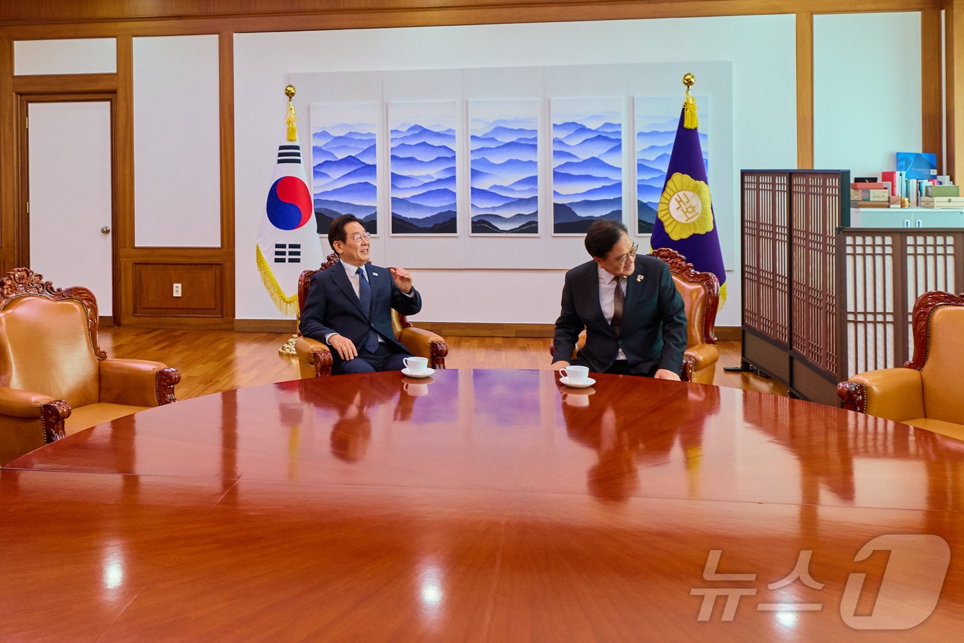 시정연설을 위해 국회를 방문한 이재명 대통령이 지난 4일 서울 여의도 국회에서 우원식 국회의장과 차담을 갖고 있다. &#40;이재명 대통령 SNS. 재판매 및 DB 금지&#41; 2025.11.5/뉴스1 ⓒ News1 이재명 기자