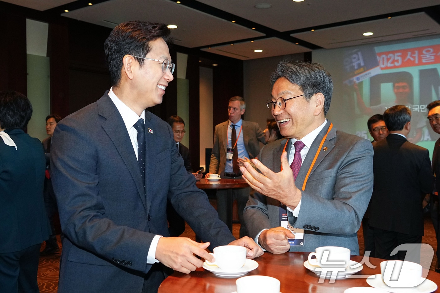 강기정 광주시장이 5일 오전 서울 신라호텔에서 열린 '제10회 서울미래컨퍼런스'에 참석해 배경훈 과학기술정보통신부 장관과 환담장에서 대화를 나누고 있다.(광주시 제공. 재판매 및 DB 금지) 2025.11.5/뉴스1