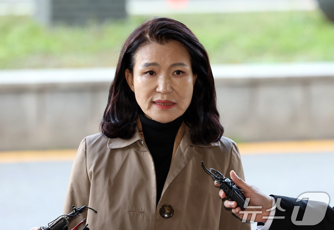 이진숙 전 방송통신위원장이 5일 서울 양천구 서울남부지방검찰청에서 영등포경찰서장과 전직 수사과장 등을 직권남용 혐의로 고발하기 전 취재진 앞에서 입장을 밝히고 있다. 2025.11.5/뉴스1 ⓒ News1 이호윤 기자