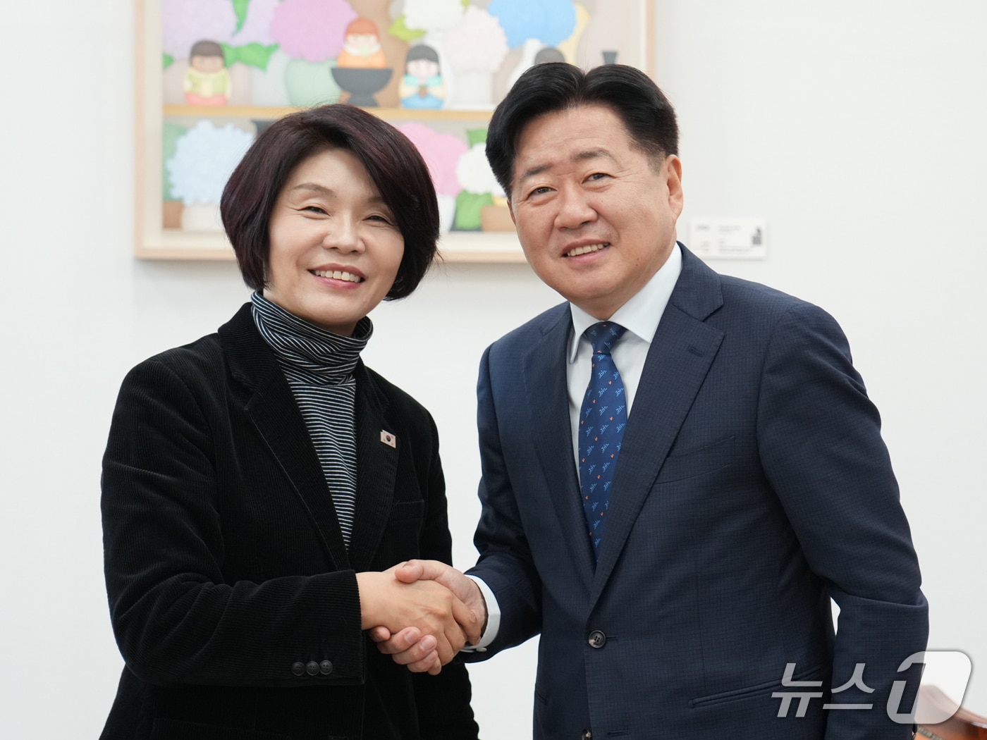 한정애 더불어민주당 정책위원회 의장과 오영훈 제주도지사(제주도 제공. 재판매 및 DB금지)/뉴스1 