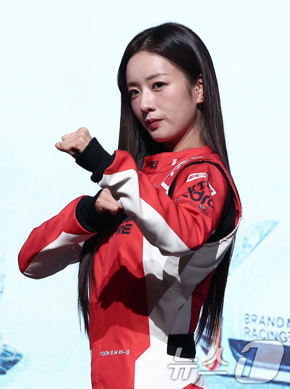 가수 에이핑크 윤보미가 5일 서울 중구 웨스틴조선호텔에서 열린 티빙 오리지널 '슈퍼레이스 프리스타일' 제작발표회에서 포즈를 취하고 있다. '슈퍼레이스 프리스타일'은 대한민국 레이싱 탑 10팀이 펼치는 국내 최초 ‘프리스타일 튜닝 레이스’ 대결을 담은 카레이싱 예능이다. 2025.11.5/뉴스1 ⓒ News1 김성진 기자